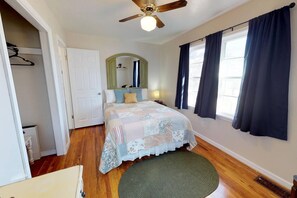 2 عدّة غرف نوم ومكواة/لوح كي وسرير سفر وواي فاي