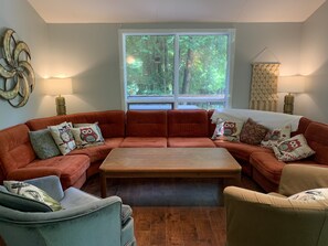 Smart TV, fireplace, books - The Red House - Eugenia - Beaver Valley, Ontario, Canada (Eugenia)