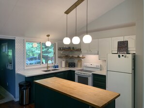 Fridge, microwave, oven, stovetop - The Red House - Eugenia - Beaver Valley, Ontario, Canada (Eugenia)