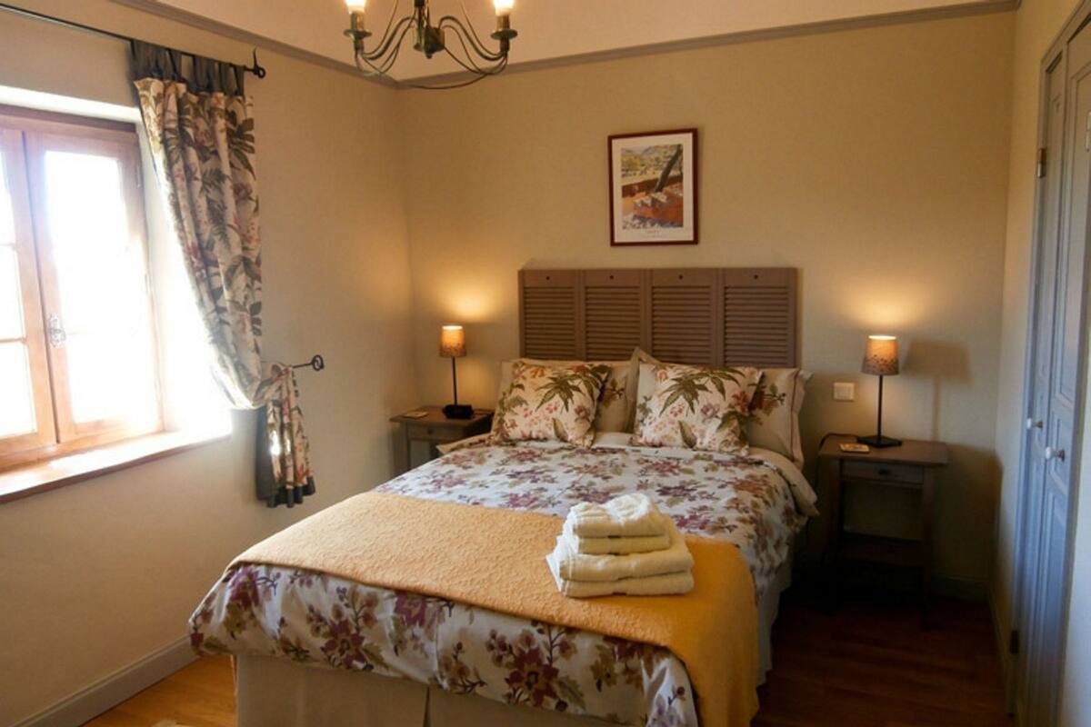 Double Room (Thym) | Premium bedding, iron/ironing board, free WiFi, bed sheets