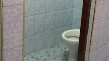 Douche, articles de toilette gratuits, serviettes fournies