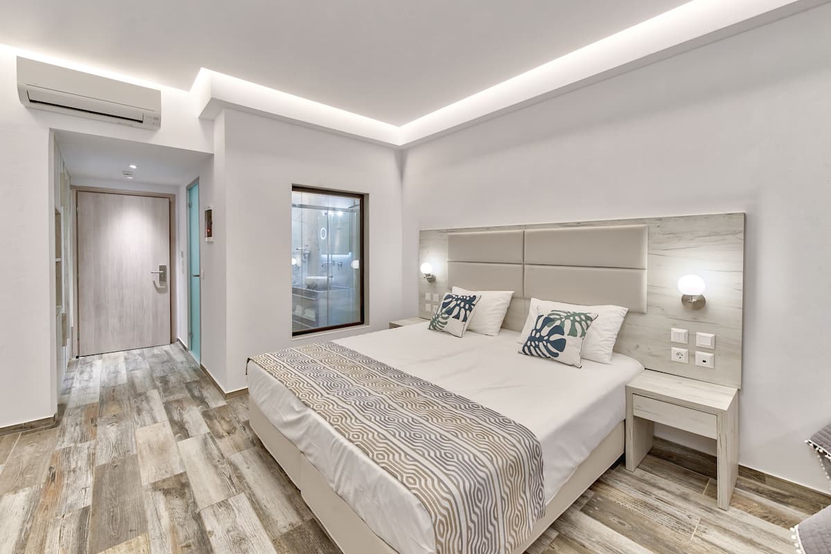 Minibar, escritorio, wifi gratis y ropa de cama