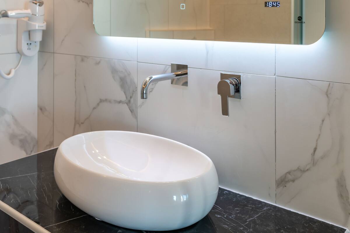Bathroom sink