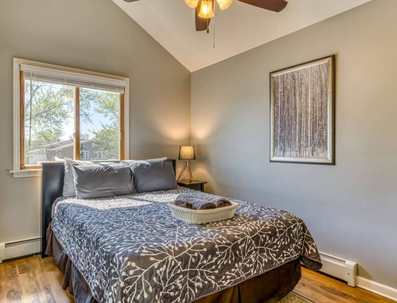 2 間睡房、書桌、熨斗/熨衫板、可攜式嬰兒床