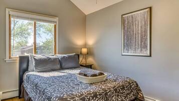 2 makuuhuonetta, työpöytä, silitysrauta/-lauta, vauvan matkasänky