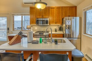 Réfrigérateur, four à micro-ondes, un four, surface de cuisson