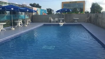 Piscine extérieure, parasols de plage, chaises longues