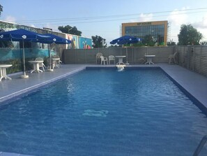 Outdoor pool, pool umbrellas, sun loungers - Millennium Guest House & Suites (Monrovia)