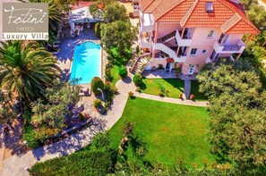 A luxury villa with a swimming pool, a well-maintained garden, and a two-story building with balconies. - Luxury Villa Fotini (Thasos)