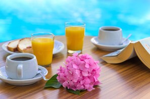 Frukostbuffé varje dag (EUR 12 per person)