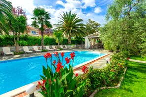 Utomhuspool och solstolar