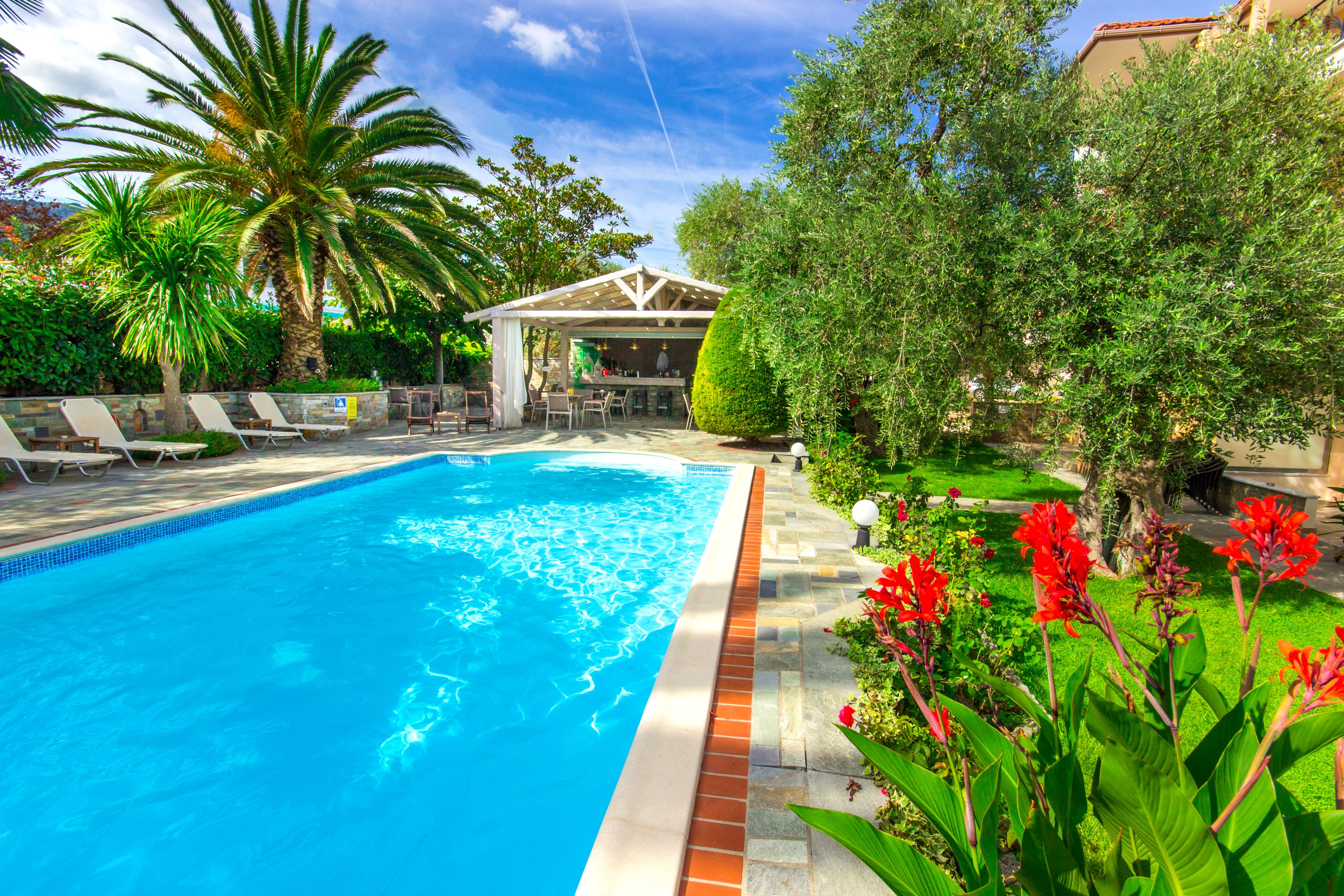 室外游泳池，提供日光浴躺椅