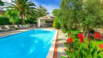 Kolam renang outdoor, dengan kursi berjemur