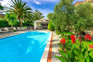 Piscine extérieure, chaises longues