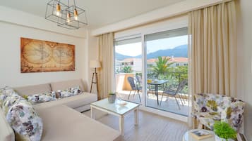 Family Suite | Living area | 40-inch plasma TV with satellite channels