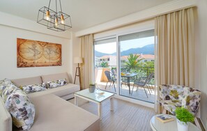 Family Suite | Living area | 40-inch plasma TV with satellite channels - Luxury Villa Fotini (Thasos)