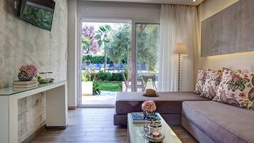 Suite Superior, lantai dasar | Area keluarga | Televisi plasma 40-inci dengan saluran TV satelit