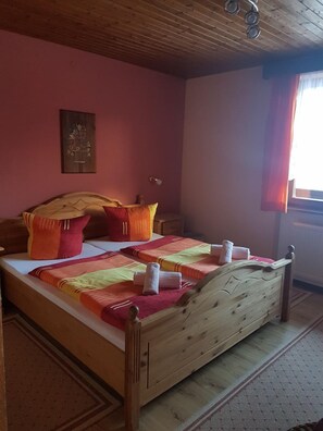 雙人房, 山旁 | 房內夾萬、書桌、嬰兒床 (收費)、免費 Wi-Fi