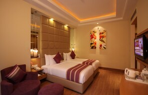 Deluxe-Doppelzimmer, 1 Doppelbett, Poolblick | Minibar, Zimmersafe, Schreibtisch, Bügeleisen/Bügelbrett