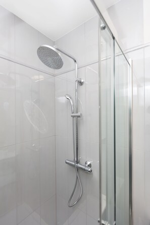 Bathroom shower - Apartamenty Hello Halicka 5 (Kraków)