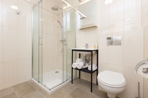 Familiestudio-suite | Badeværelse | Bruser, gratis toiletartikler, hårtørrer, håndklæder
