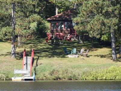 Pet-Friendly Charmer On Dam Lake With Air-Conditioning!