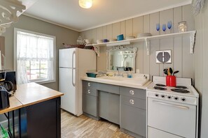 Réfrigérateur, micro-ondes, plaque de cuisson, cafetière/bouilloire