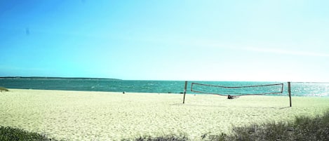 Nära stranden, solstolar och strandhanddukar