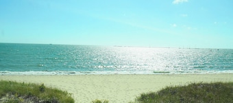 New Coastal House, Steps to Keyes Beach, Main Street, Harbor; AC, Linens, Wi-Fi