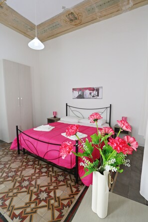 Eenvoudige tweepersoonskamer, en-suite badkamer | Een bureau, gratis wifi, beddengoed