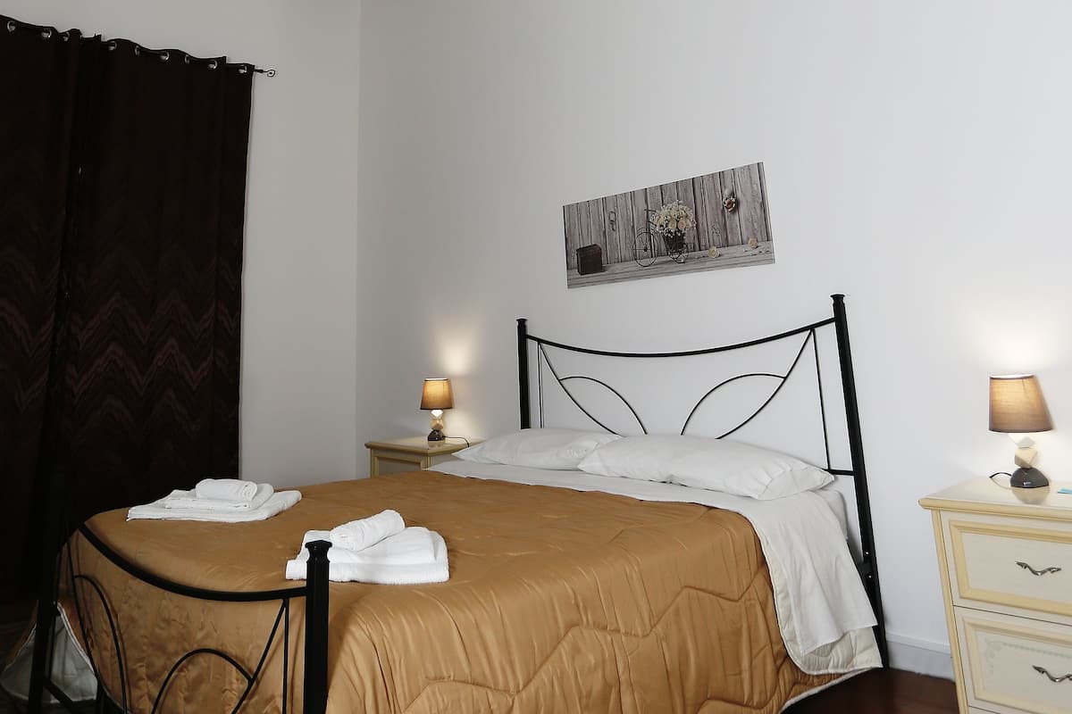 Masa, ücretsiz kablosuz İnternet, çarşaf takımı