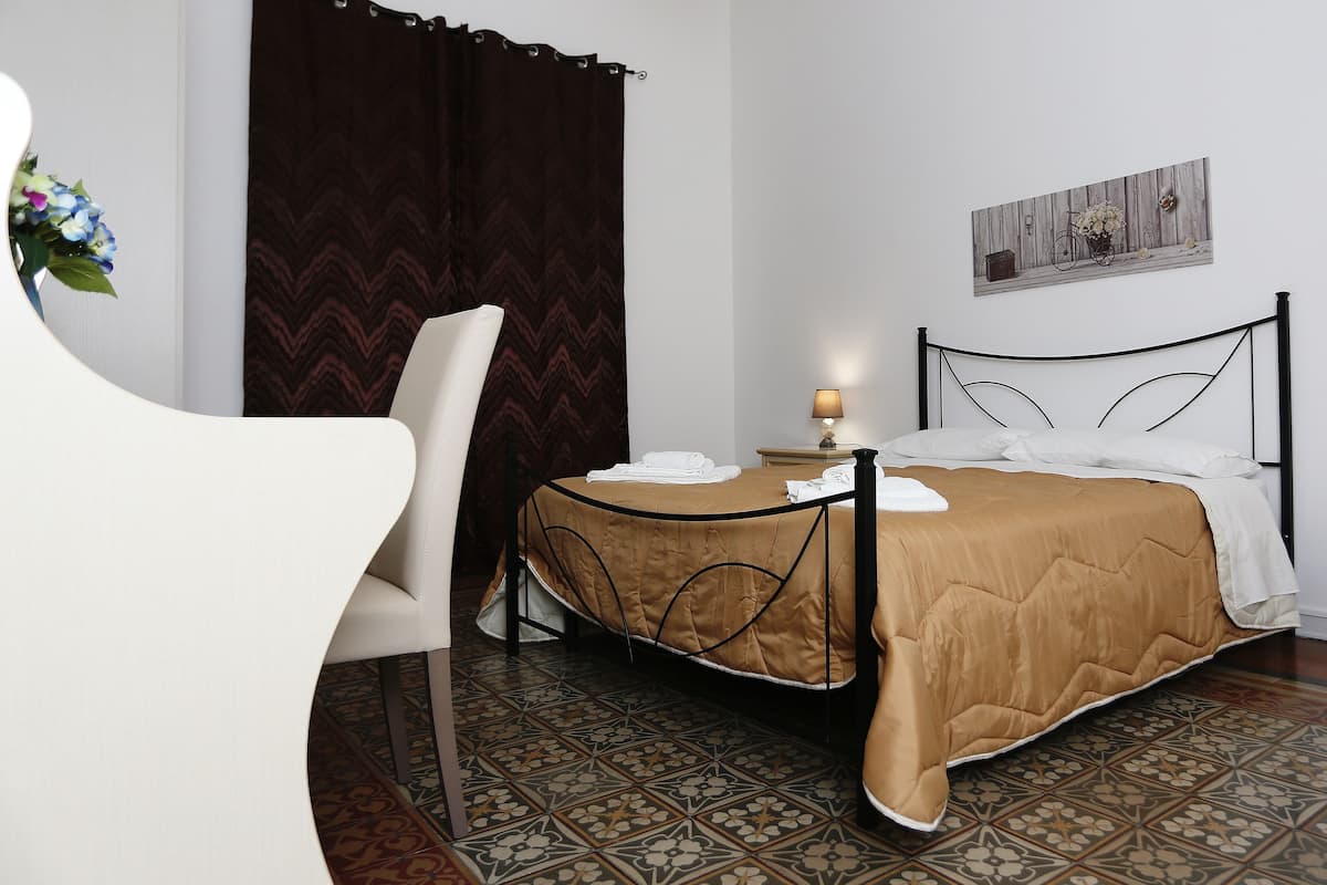 Masa, ücretsiz kablosuz İnternet, çarşaf takımı