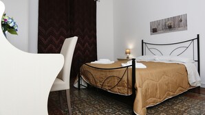Escritorio, wifi gratis y ropa de cama