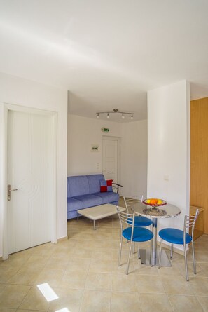 Apartment | Living area | TV - Nautilus Apartments (Lesvos)