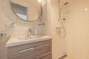 Deluxe-Doppelzimmer | Badezimmer | Dusche, kostenlose Toilettenartikel, Haartrockner, Handtücher
