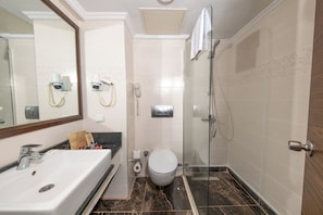 Douche, articles de toilette gratuits, sĂšche-cheveux, chaussons
