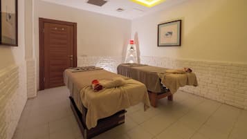 Een sauna, een stoombad, een Turks bad/hammam, hotstone-massages