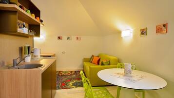 Studio (Lavender) | Private kitchenette | Fridge, coffee/tea maker, electric kettle, cookware/dishes/utensils