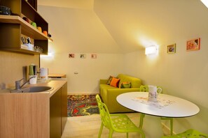 Studio (Lavender) | Private kitchenette | Fridge, coffee/tea maker, electric kettle, cookware/dishes/utensils - Blumenhaus Sibiu (Sibiu)