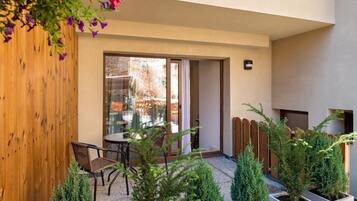 Chambre Double, coin cuisine, vue jardin (Salvie) | Vue de la chambre