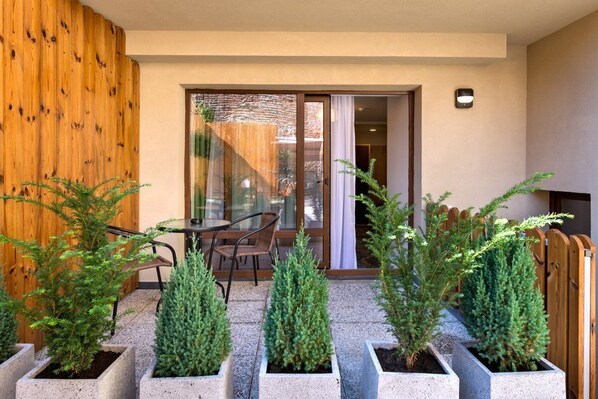 Dobbeltrom, tekjøkken, hageutsikt (Salvie) | Safe på rommet, skrivebord, lydisolert og strykejern/-brett