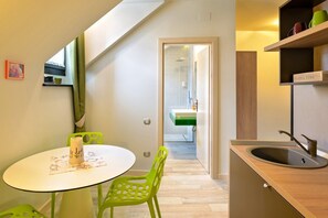 Studio (Lavender) | Private kitchenette | Fridge, coffee/tea maker, electric kettle, cookware/dishes/utensils - Blumenhaus Sibiu (Sibiu)