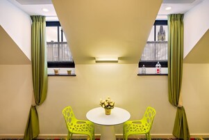 Caja de seguridad en la habitación y escritorio 