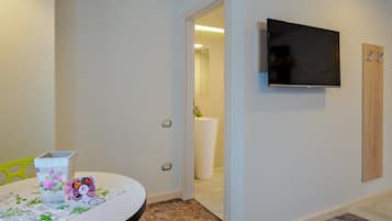 Estudio (Magnolie) | Caja de seguridad en la habitación, escritorio y insonorización