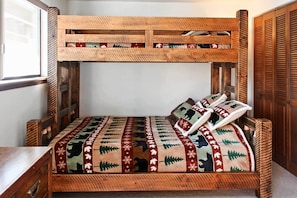 2 habitaciones, tabla de planchar con plancha, cuna de viaje y internet 