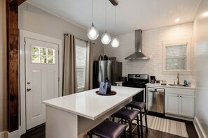 Frigorífico grande, microondas, horno y placa de cocina