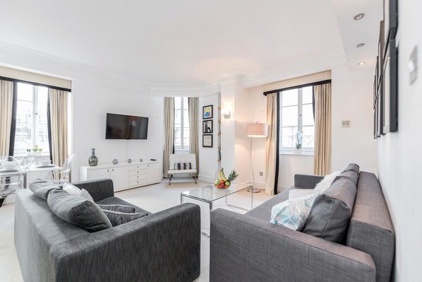 Comfort penthouse, 2 slaapkamers, uitzicht op stad | Woonruimte | Een flatscreentelevisie