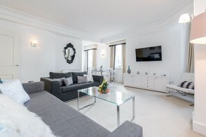 Comfort penthouse, 2 slaapkamers, uitzicht op stad | Woonkamer | Een flatscreentelevisie