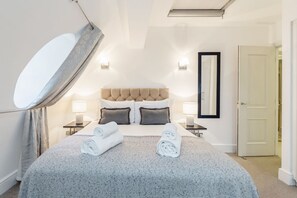 Comfort penthouse, 2 slaapkamers, uitzicht op stad | 2 slaapkamers, luxe beddengoed, een bureau, een strijkplank/strijkijzer