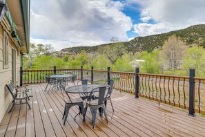 Outdoor dining - Mom's Place in Jemez - 1 Mi to Hot Spring (Jemez Springs)